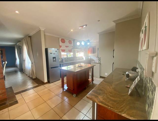 4 BEDROOM HOUSE TO LET IN MEER EN SEE